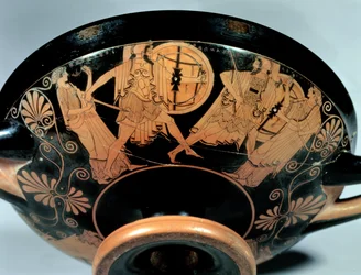 Menelaos, ledsaget af Afrodite, forfølger Paris, der løber mod Artemis, detalje fra ydersiden af en attisk kop med rødfigur (Douris Cup), lavet af Kalliades, ca. 490 f.Kr. (keramik) (se også 85700,
